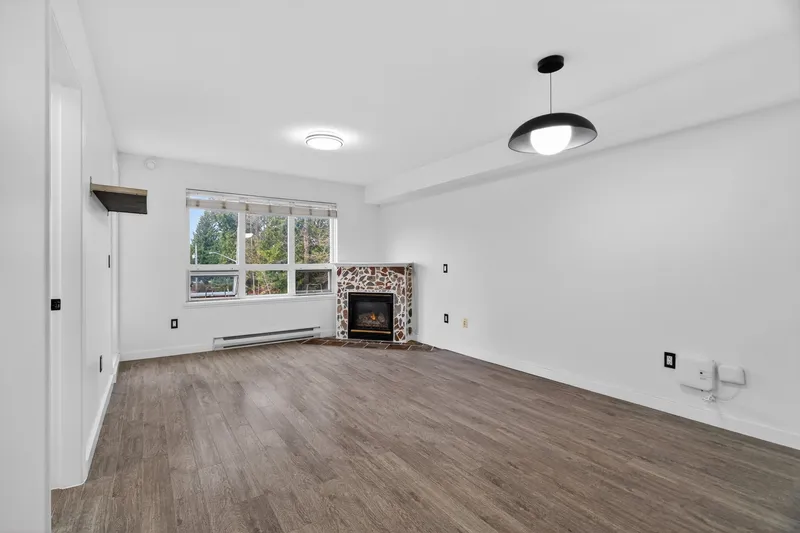 305 14377 103 AVENUE - photo 1 of 25