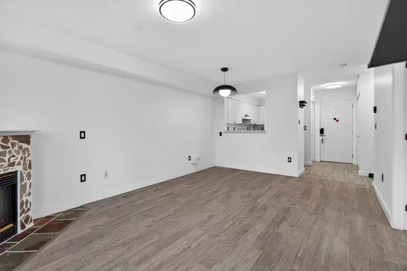 305 14377 103 AVENUE - photo 4 of 25