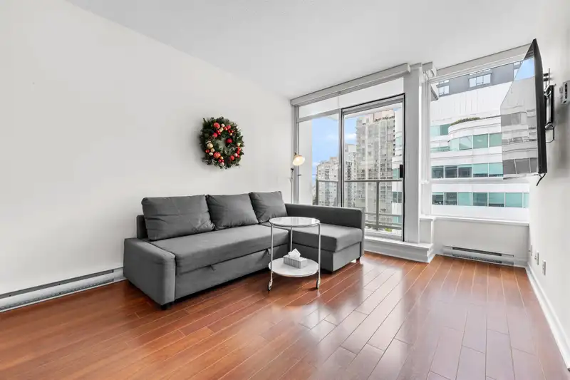 808 821 CAMBIE STREET - photo 2 of 32