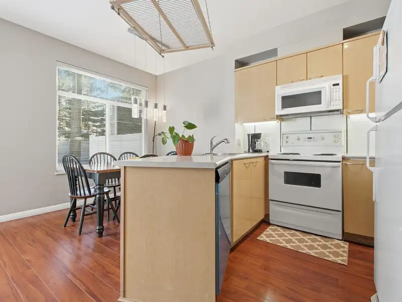 3 2678 KING GEORGE BOULEVARD - photo 4 of 23