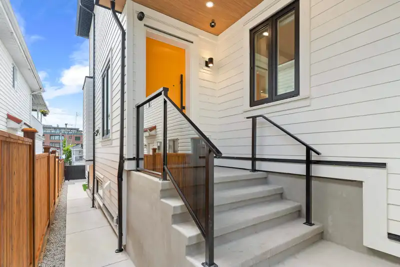 2 4257 BEATRICE STREET - photo 2 of 37