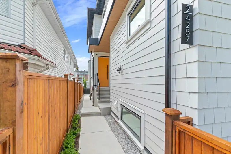 2 4257 BEATRICE STREET - photo 4 of 37
