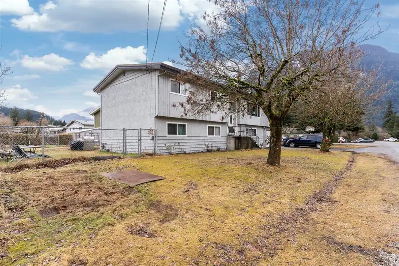 385 3RD AVENUE - photo 3 of 39