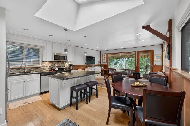 1309 OCEANVIEW ROAD - photo 1 of 25