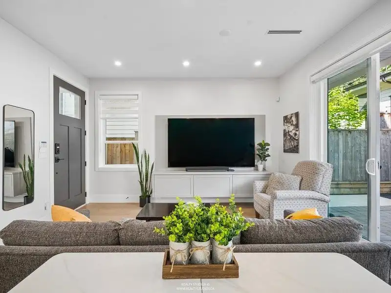 3535 E GEORGIA STREET - photo 3 of 31