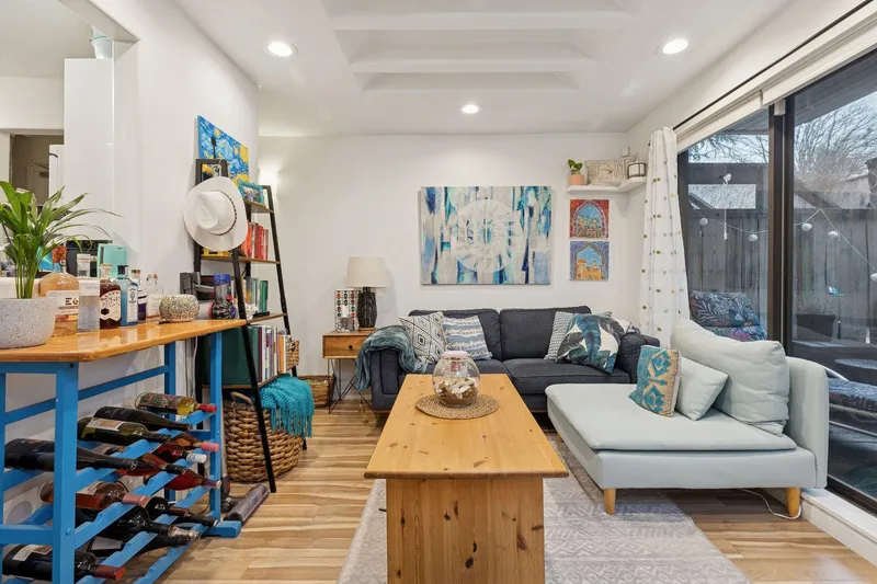 107 350 E 5TH AVENUE - photo 2 of 24