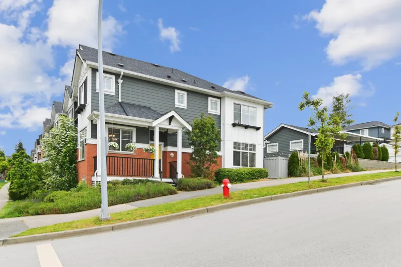 16455 22 AVENUE - photo 2 of 25