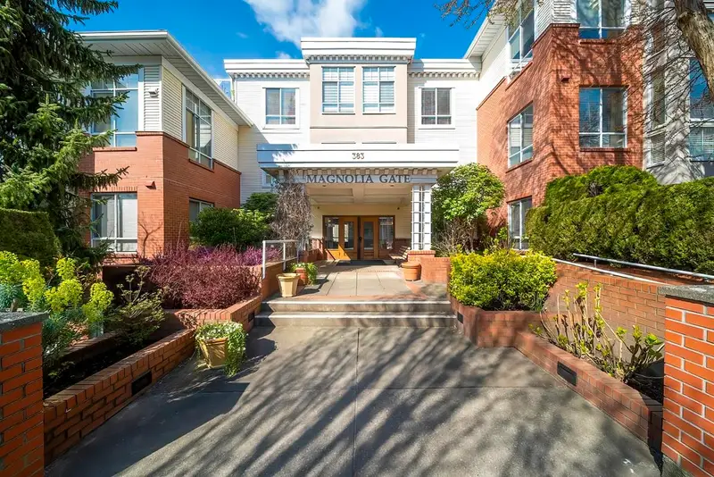 431 383 E 37TH AVENUE - photo 2 of 25