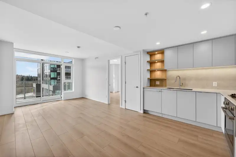 506 311 ALDERSON AVENUE - photo 2 of 12