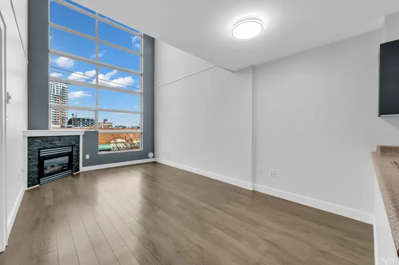 319 418 E BROADWAY - photo 1 of 26