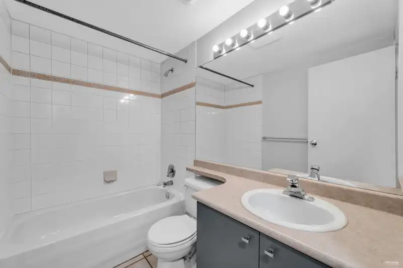 319 418 E BROADWAY - photo 2 of 26
