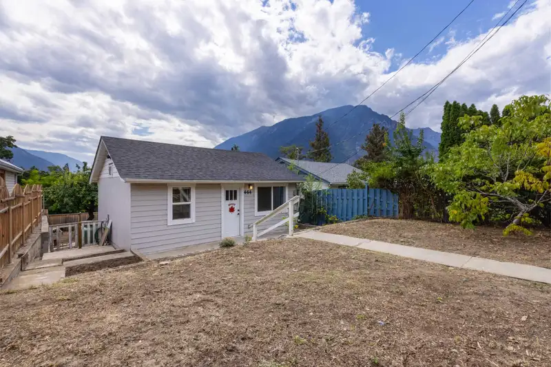 444 VICTORIA STREET - photo 2 of 24