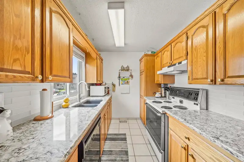 5 3550 E 49TH AVENUE - photo 2 of 37