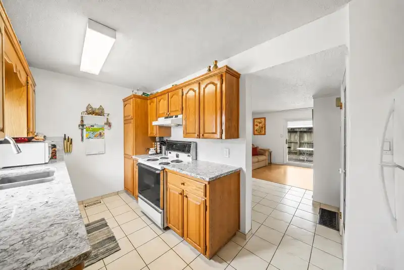 5 3550 E 49TH AVENUE - photo 3 of 37