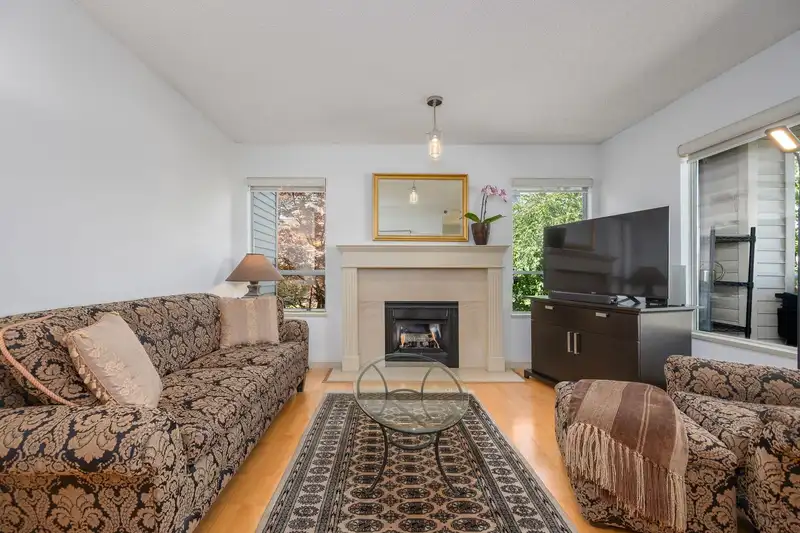 212 910 W 8TH AVENUE - photo 1 of 20
