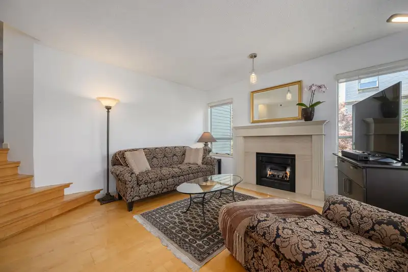 212 910 W 8TH AVENUE - photo 2 of 20