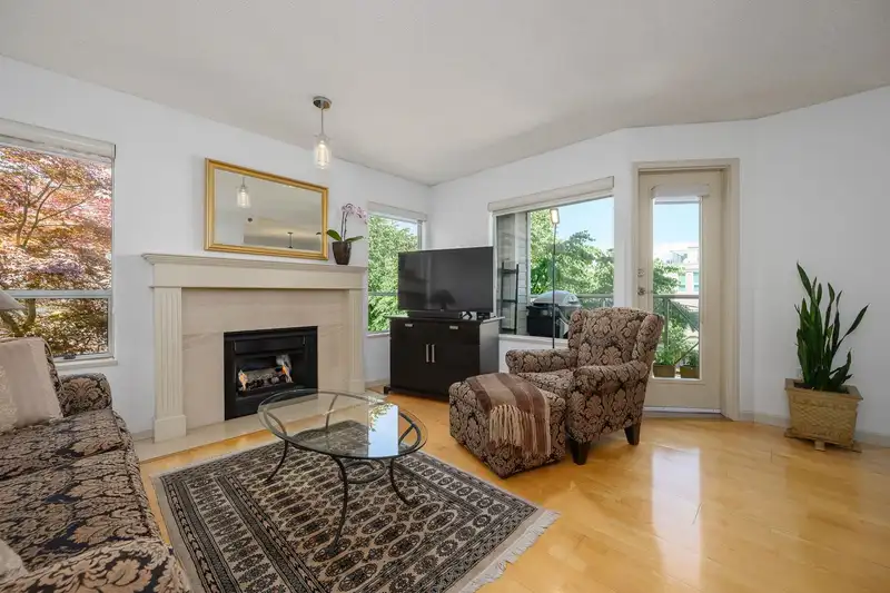 212 910 W 8TH AVENUE - photo 3 of 20