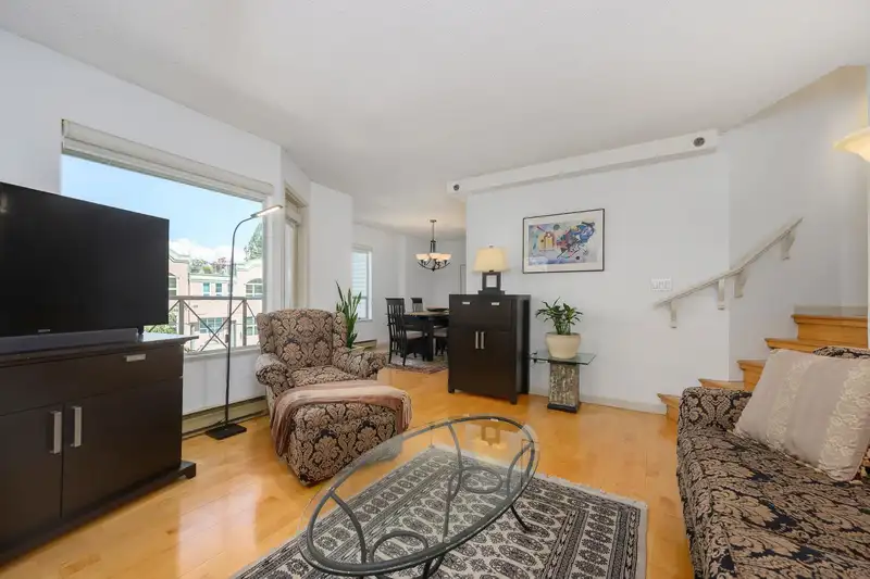 212 910 W 8TH AVENUE - photo 4 of 20