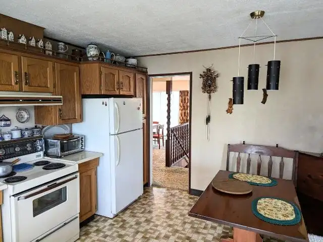 2311 MCLENNAN AVENUE - photo 4 of 22