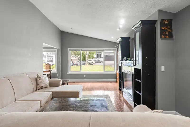 15042 85A AVENUE - photo 3 of 38