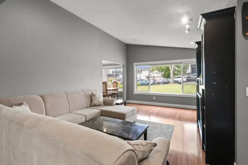 15042 85A AVENUE - photo 4 of 38