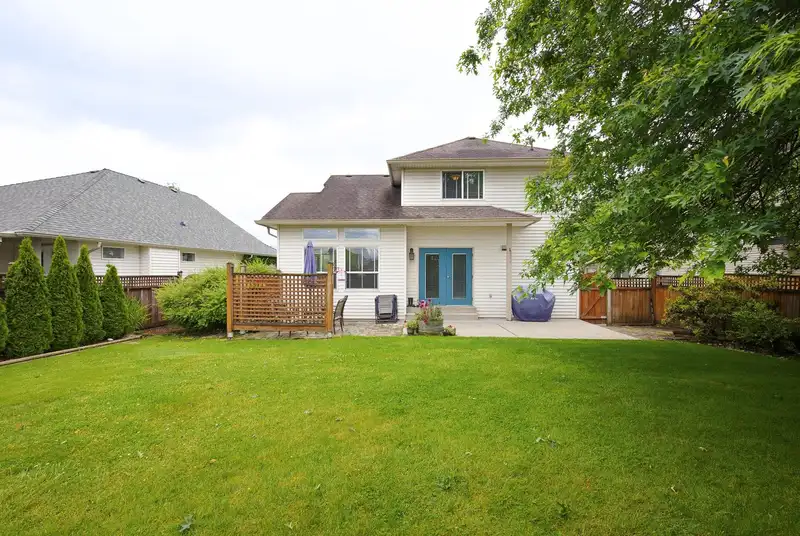 30585 CRESTVIEW AVENUE - photo 2 of 40