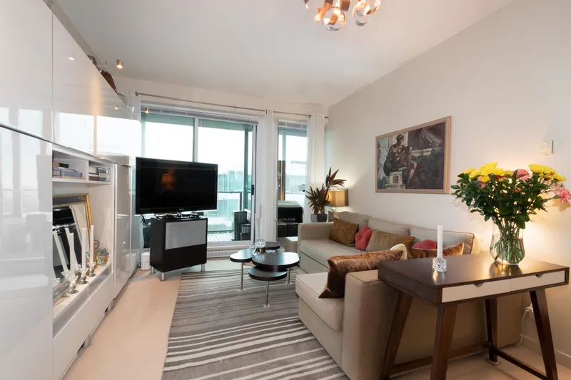 804 522 W 8TH AVENUE - photo 1 of 25