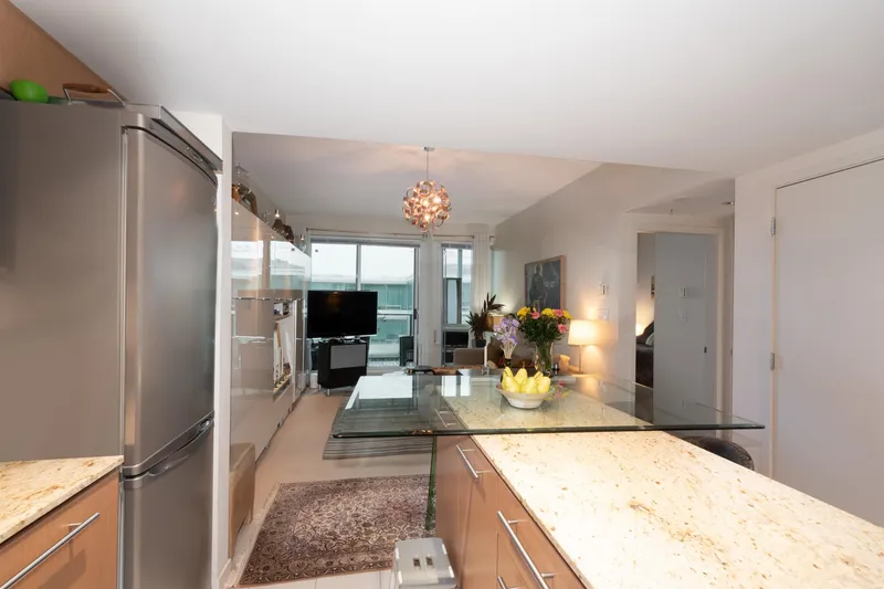 804 522 W 8TH AVENUE - photo 3 of 25