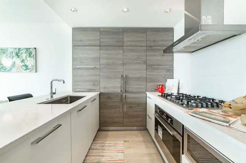 1806 7388 KINGSWAY - photo 3 of 13