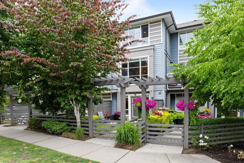 20 15405 31 AVENUE - photo 1 of 18