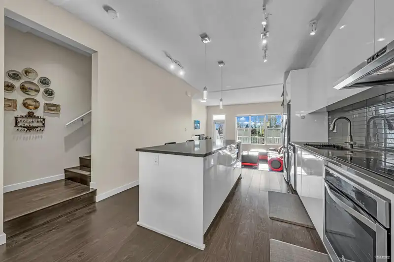 49 5550 ADMIRAL WAY - photo 4 of 35