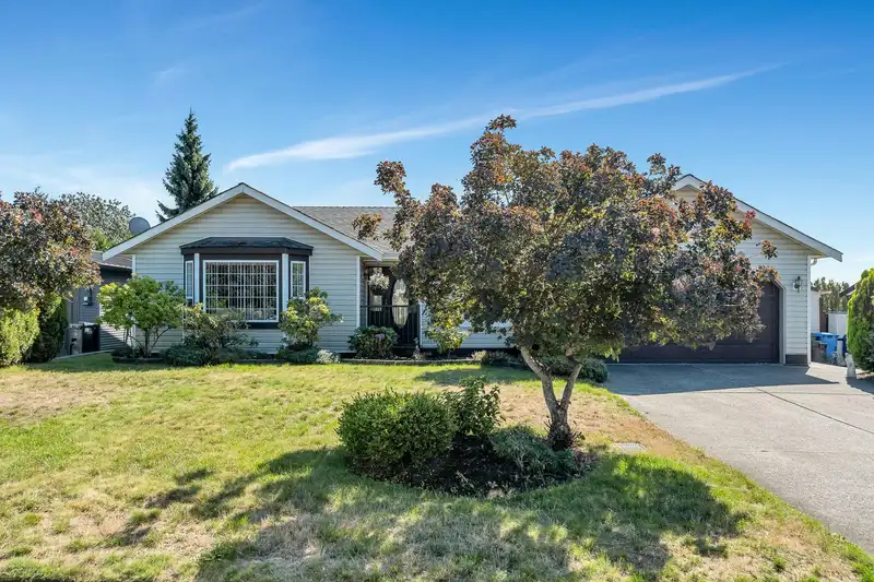34678 SANDON DRIVE - photo 2 of 40