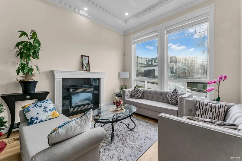 18011 63B AVENUE - photo 3 of 25