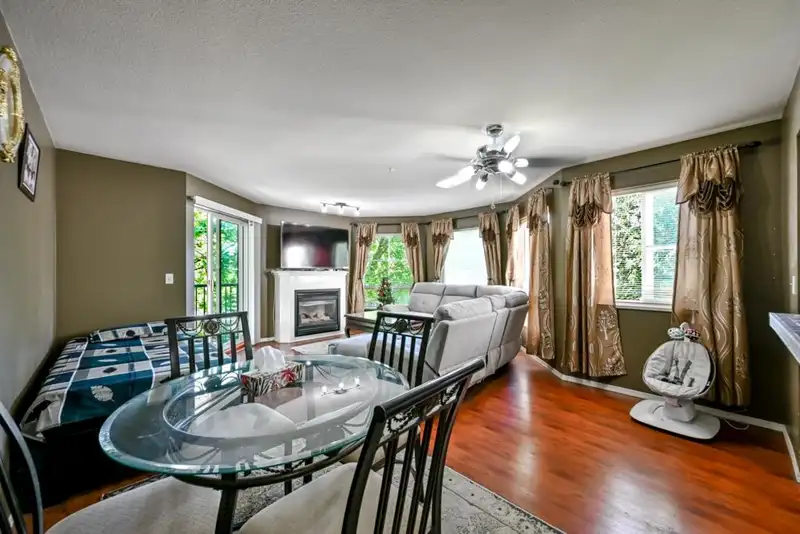 302 2435 CENTER STREET - photo 4 of 28