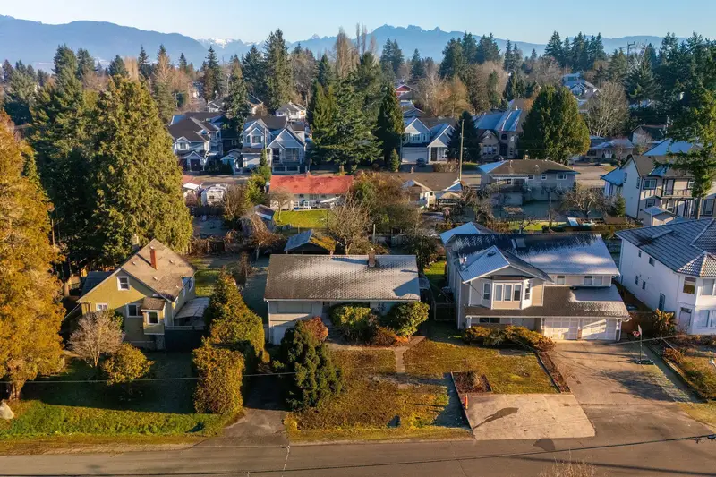 13817 BERG ROAD - photo 3 of 25