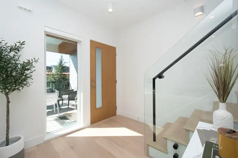 754 W 26TH AVENUE - photo 2 of 29