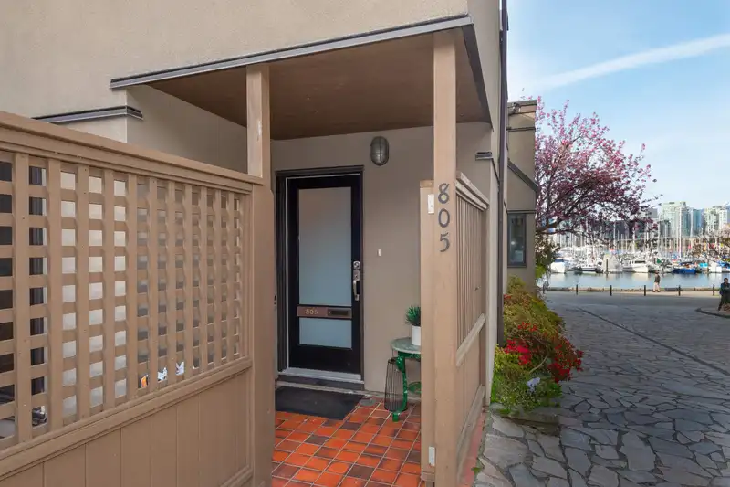 805 FERRY ROW - photo 1 of 40