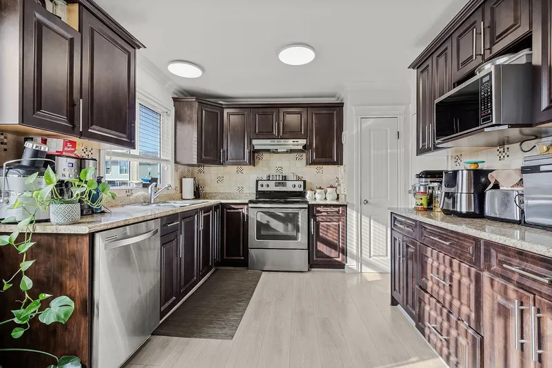 2489 PARKVIEW STREET - photo 4 of 17