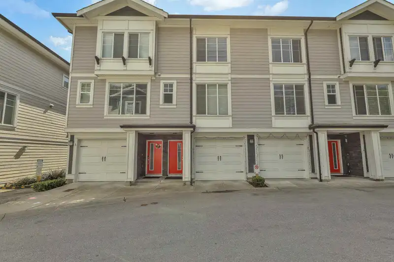 24 14499 64 AVENUE - photo 2 of 34