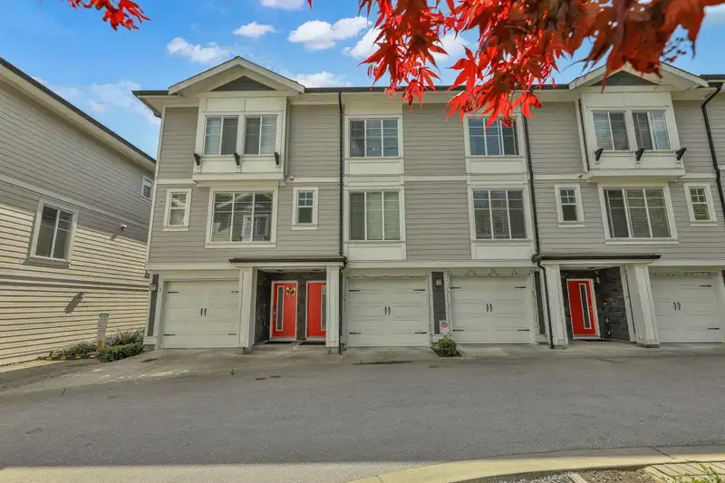24 14499 64 AVENUE - photo 3 of 34