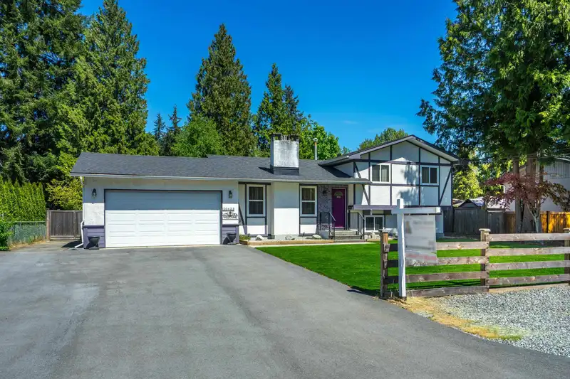 20423 43 AVENUE - photo 2 of 37