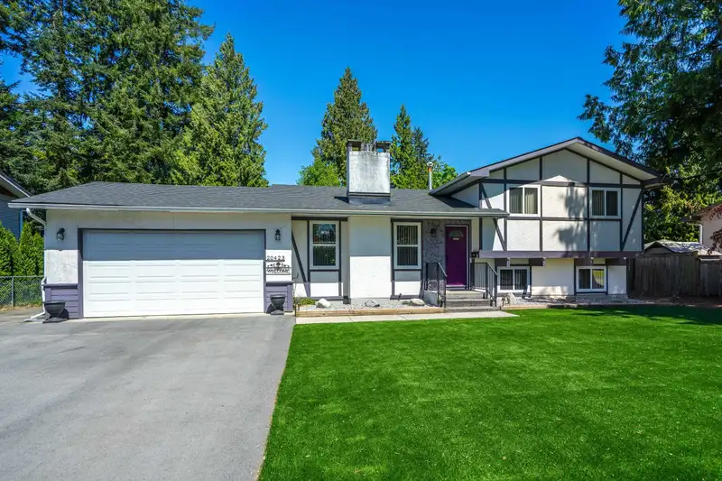 20423 43 AVENUE - photo 3 of 37