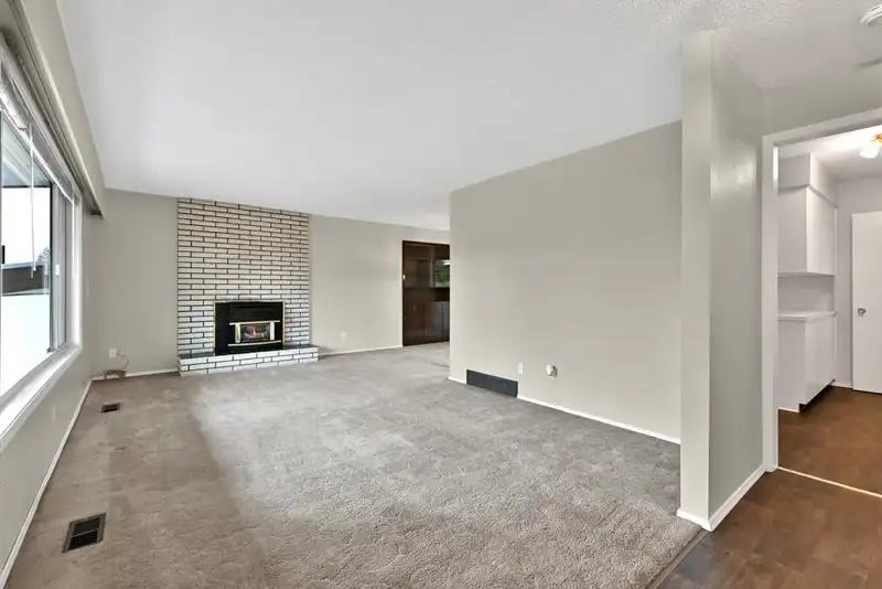 2305 BROADWAY STREET - photo 4 of 37