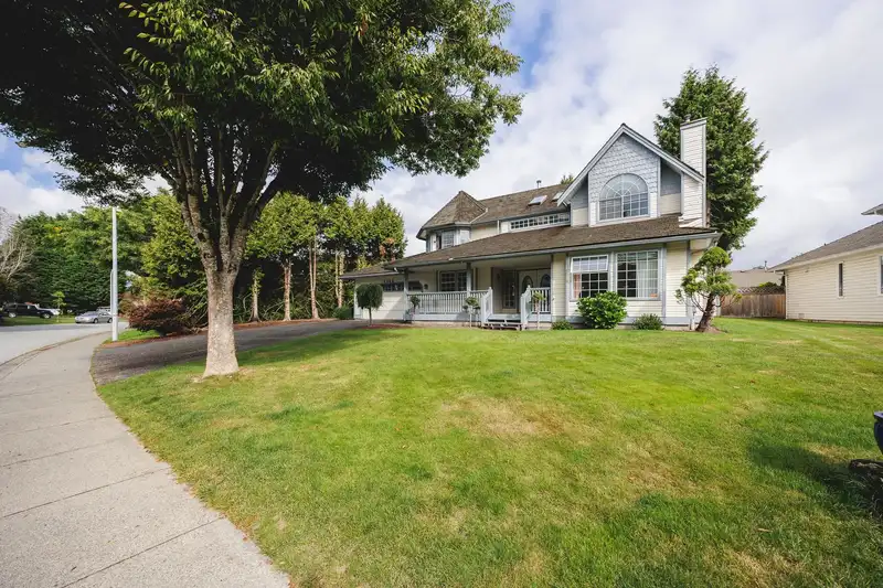6348 189 STREET - photo 3 of 40