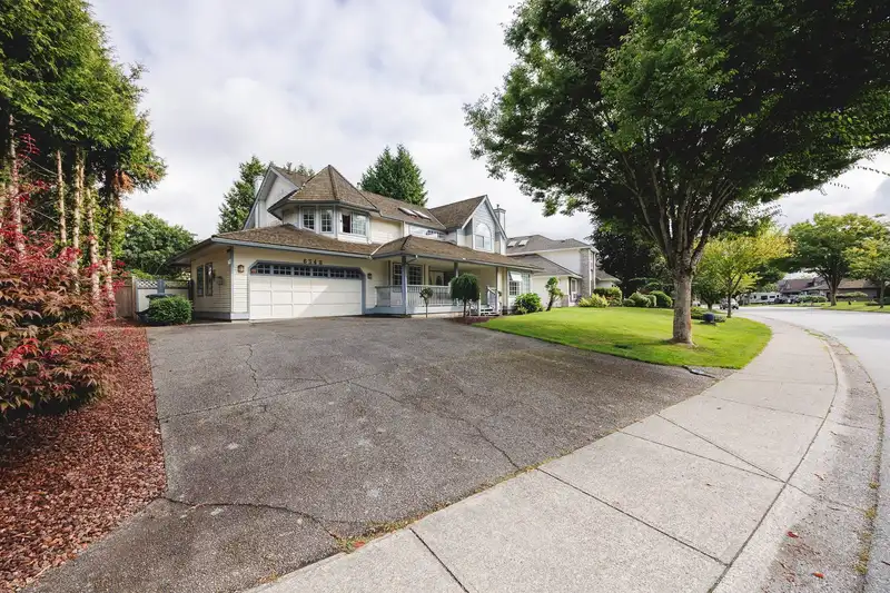 6348 189 STREET - photo 4 of 40