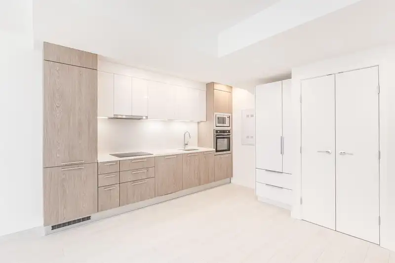308 285 E 10TH AVENUE - photo 3 of 24