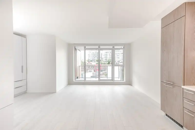 308 285 E 10TH AVENUE - photo 4 of 24