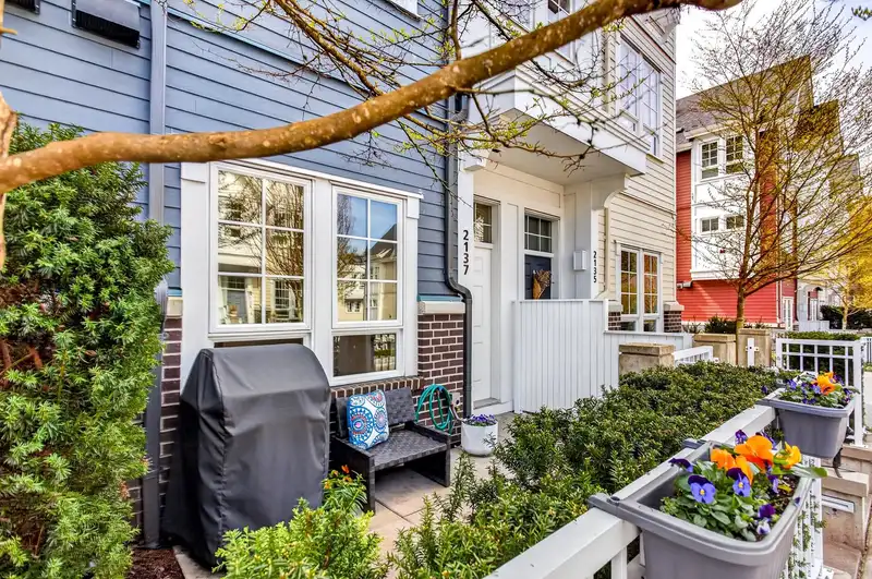 2137 SPRING STREET - photo 2 of 26