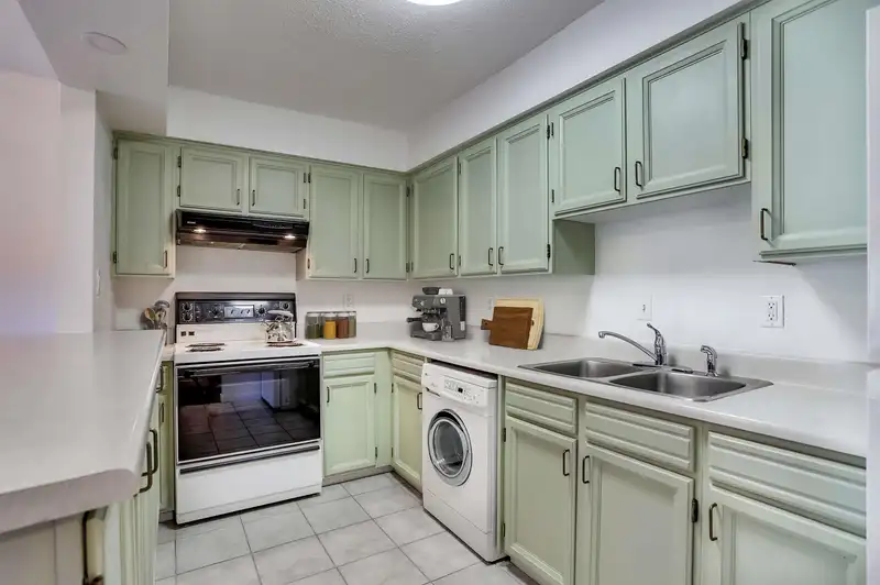 212 2255 W 8TH AVENUE - photo 4 of 11