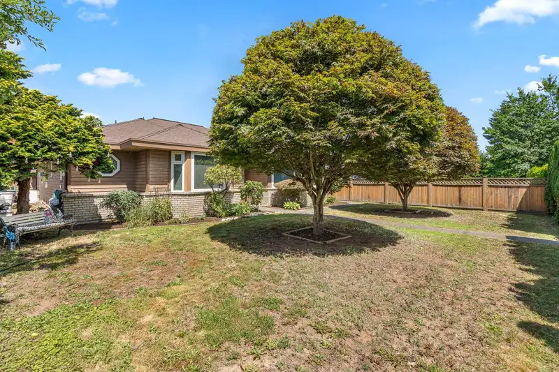 16715 104 AVENUE - photo 2 of 26